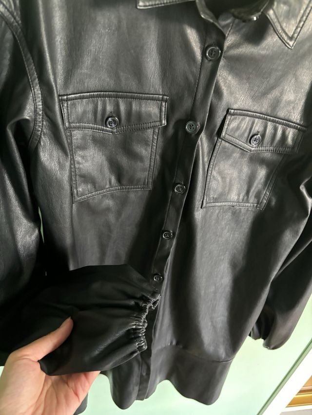 Vestido negro Stradivarius efecto piel