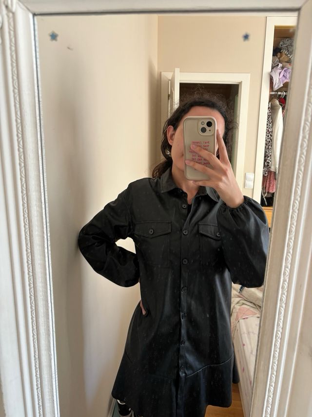 Vestido negro Stradivarius efecto piel