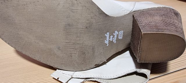 Stivale donna in pelle morbida di colore beige