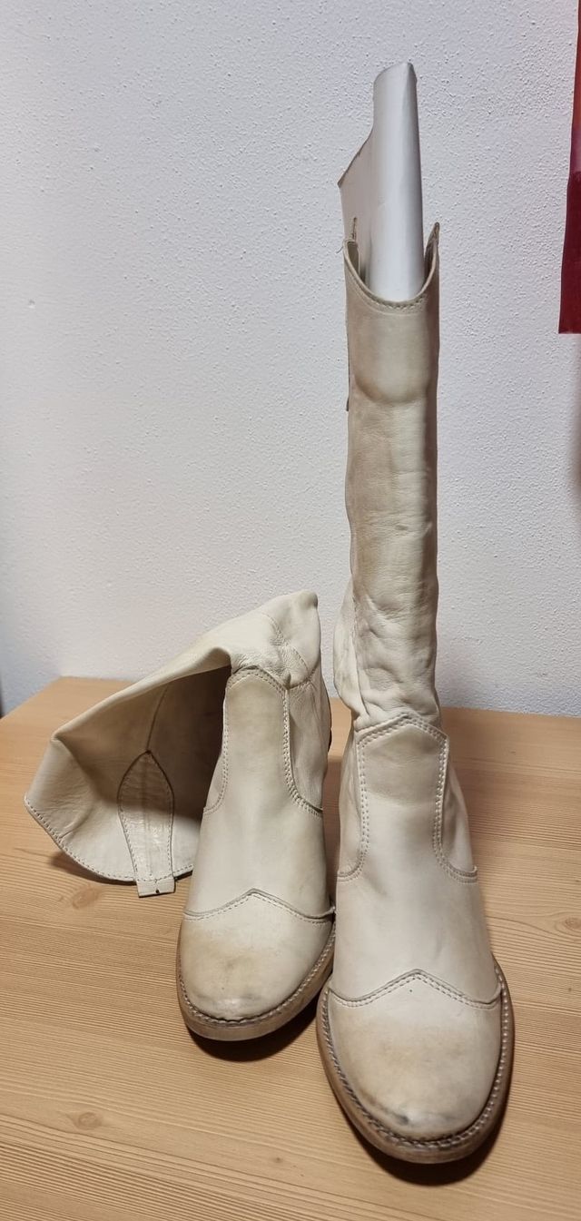 Stivale donna in pelle morbida di colore beige