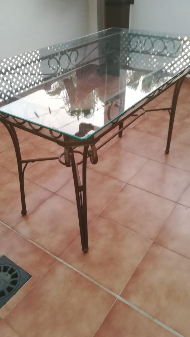 Mesa de forja y cristal