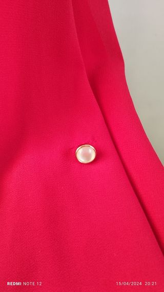 Blusa roja con apliques dorados