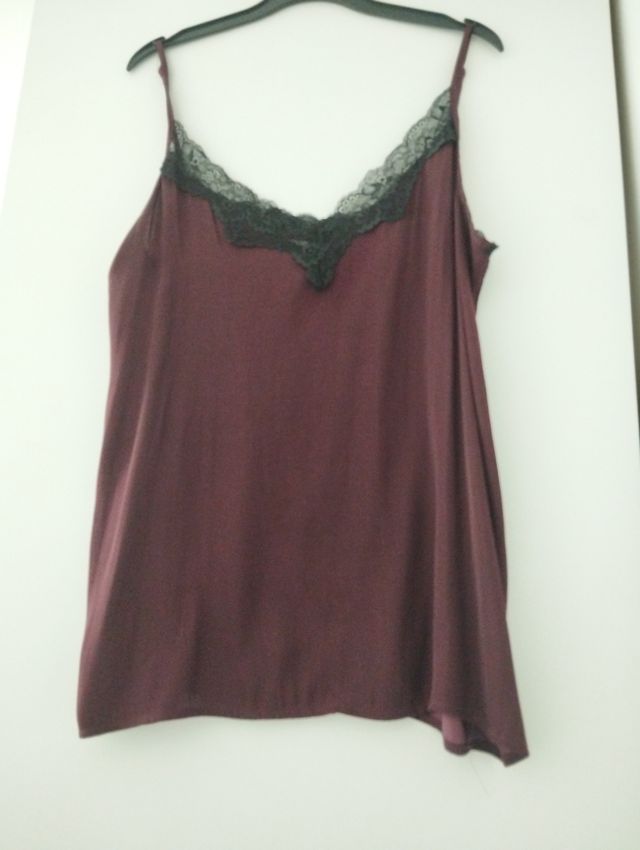 Camiseta granate con encaje negro de Pim