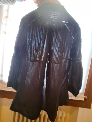 Camicia nera con trasparenze.