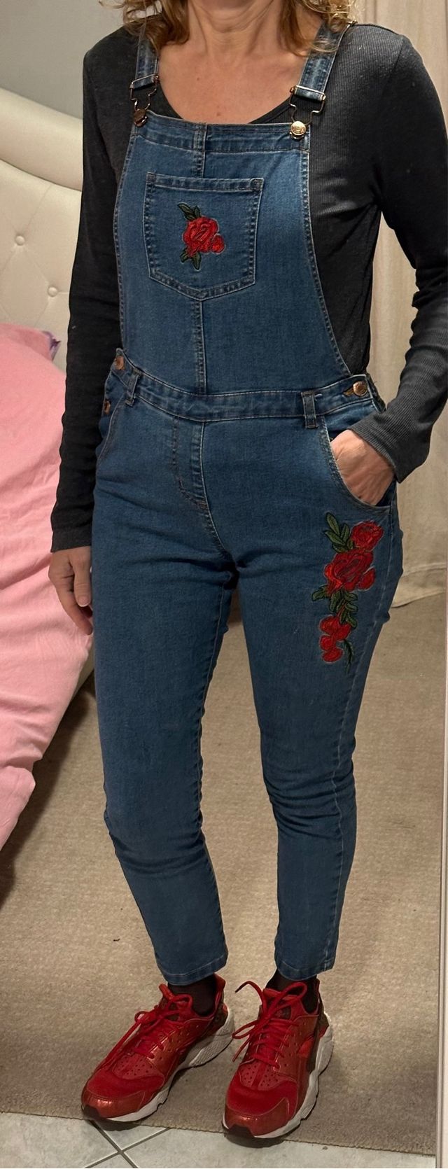 salopette di jeans  con ricami