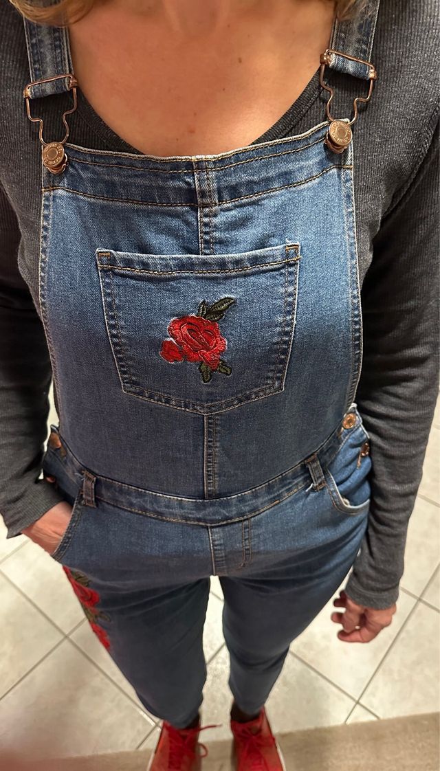 salopette di jeans  con ricami