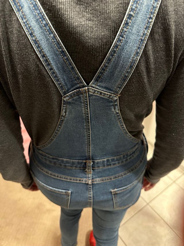 salopette di jeans  con ricami