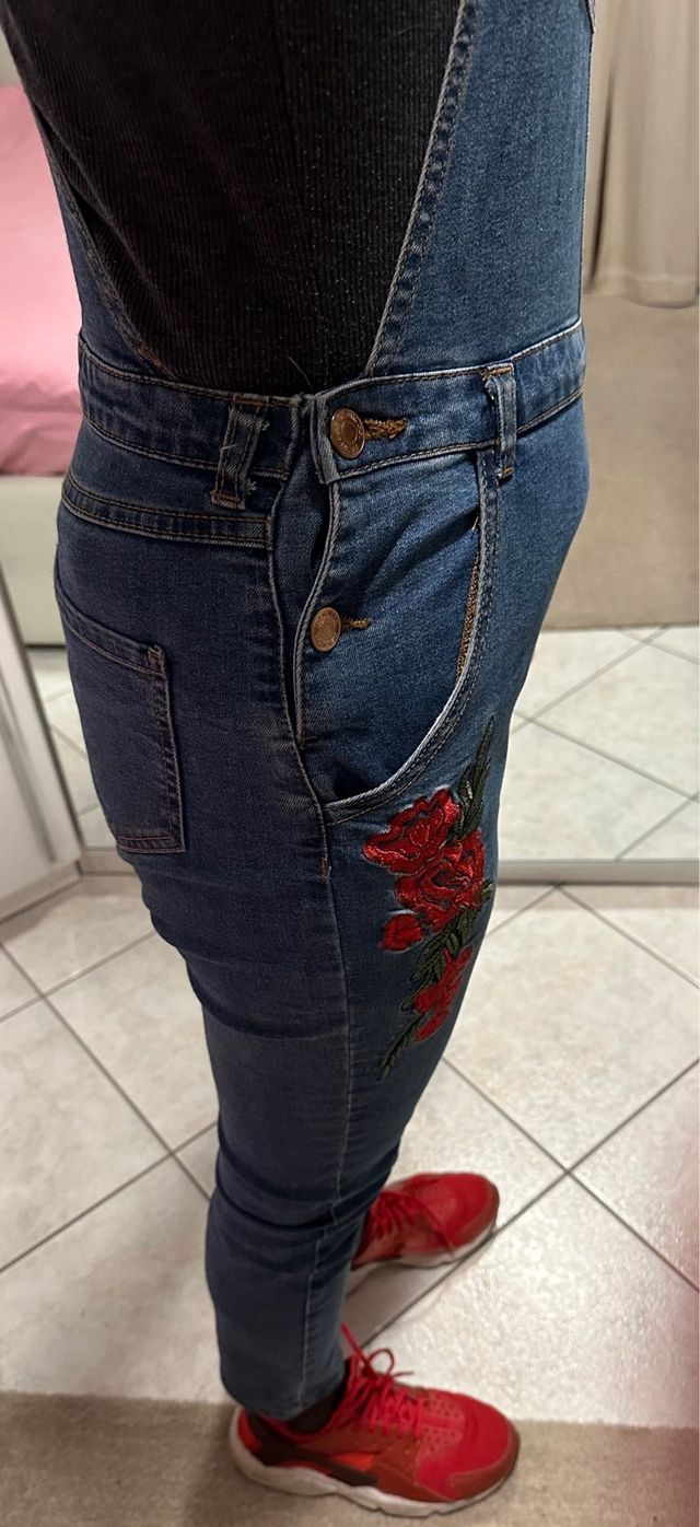 salopette di jeans  con ricami