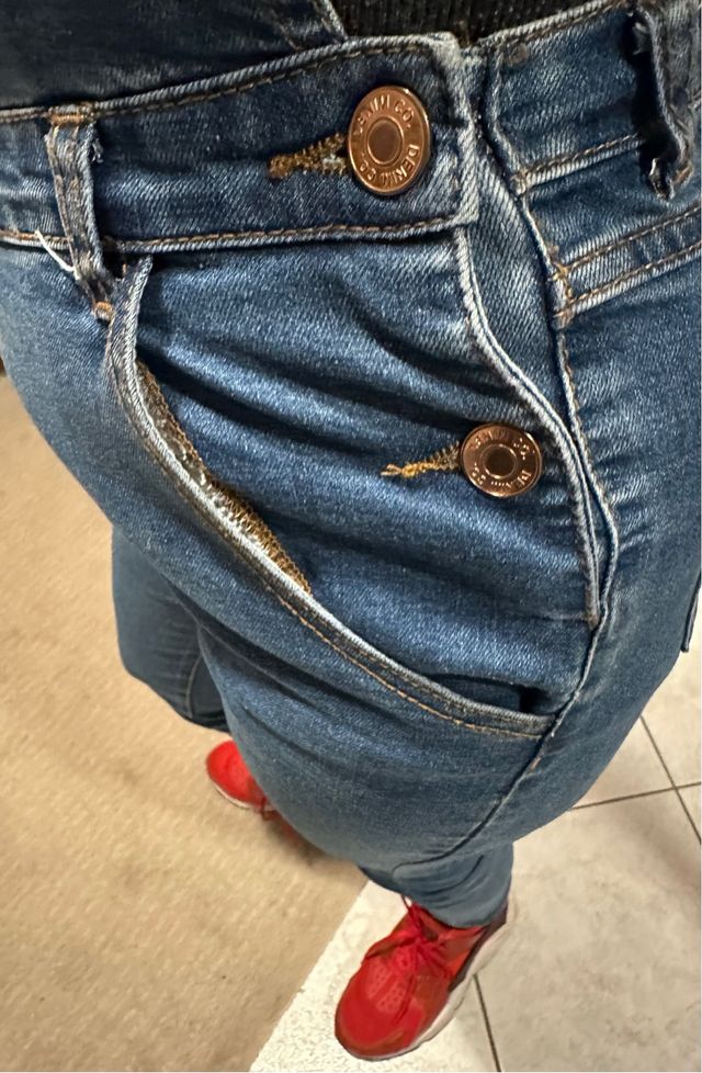 salopette di jeans  con ricami