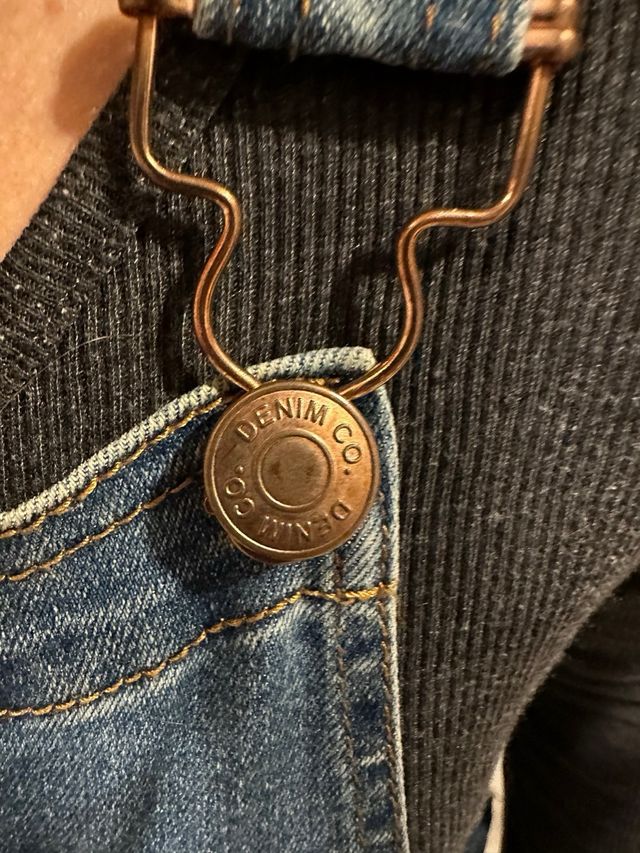 salopette di jeans  con ricami