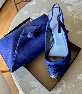 Sandalias Lodi y cartera de mano azul