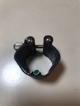 Abrazadera cuero labrada saxo alto