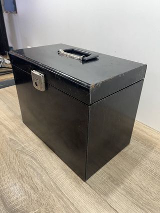 CAJA METÁLICA NEGRA