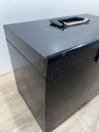 CAJA METÁLICA NEGRA