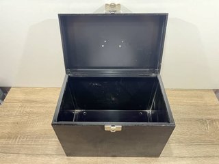 CAJA METÁLICA NEGRA