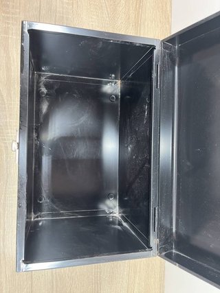 CAJA METÁLICA NEGRA