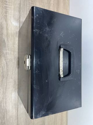 CAJA METÁLICA NEGRA
