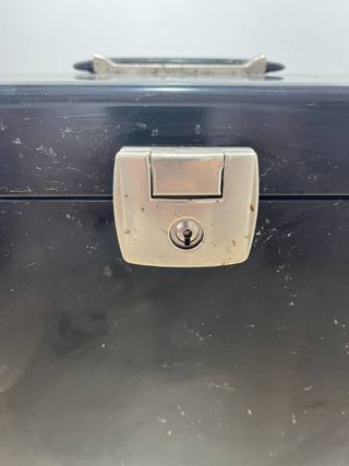 CAJA METÁLICA NEGRA
