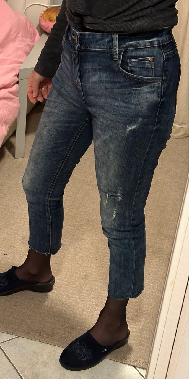 Jeans elasticizzati con strappi taglia 40.