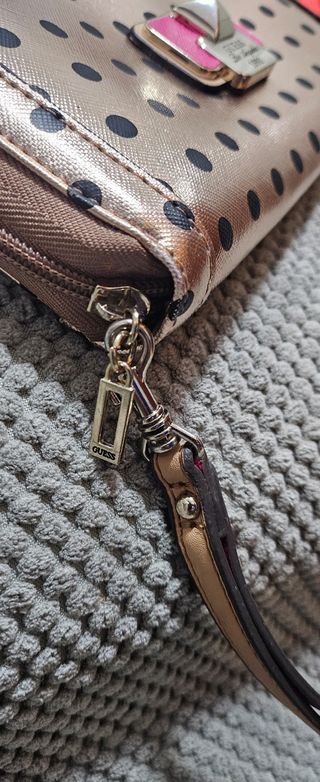 Monedero Guess dorado con lunares
