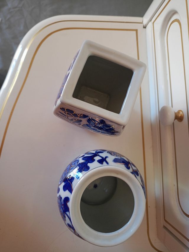 Due vasi decorativi in ceramica