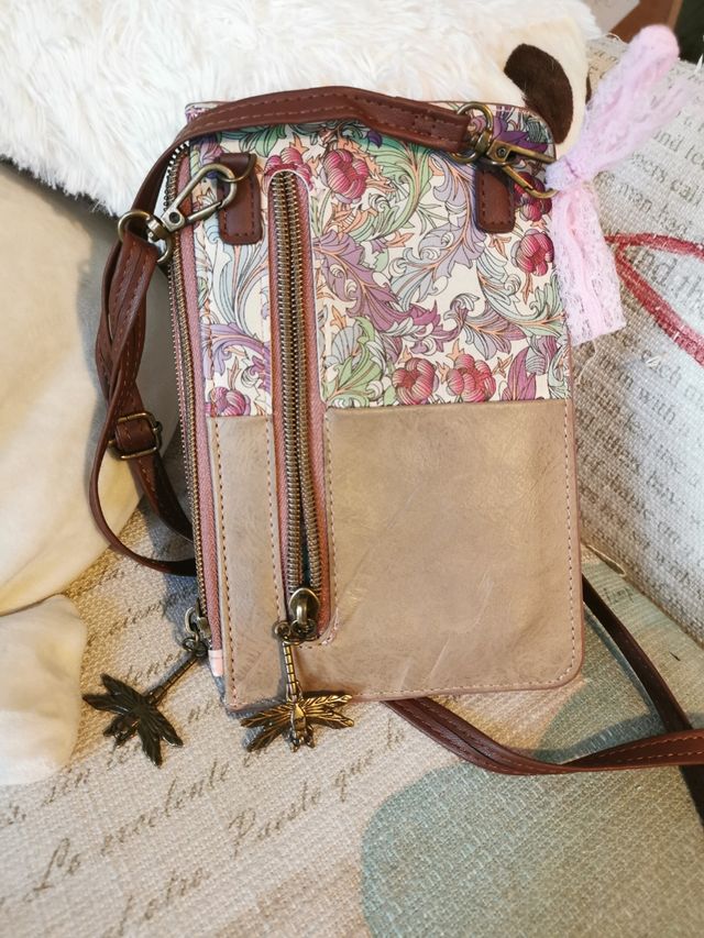 Cartera tipo bolso de temática floral