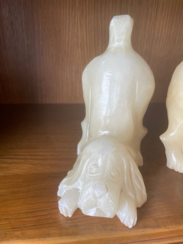 Pareja de perros de porcelana tallada