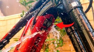 Tapón puerto de carga Mondraker Gris Mejorado