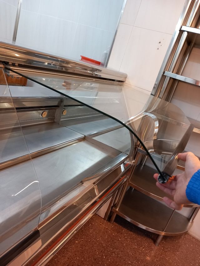 Cristales vitrina curvados