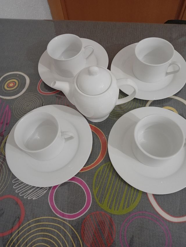 TETERA DE PORCELANA CON JUEGO TAZA Y PLATO