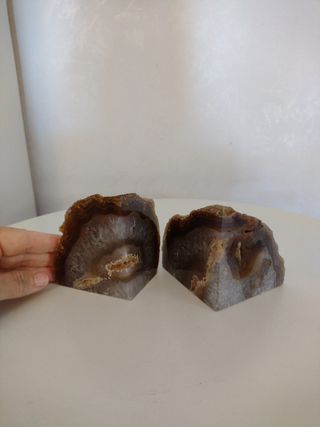 Ferma libri in Agata