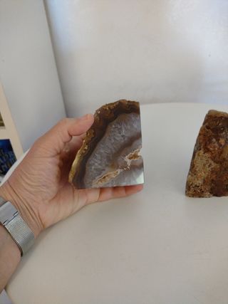 Ferma libri in Agata