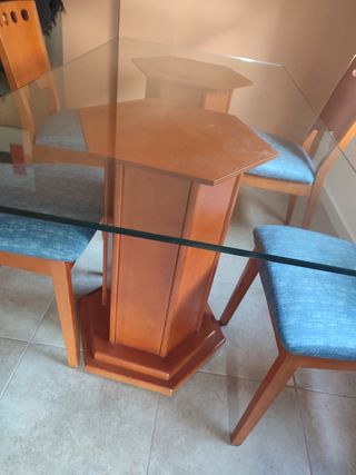 Mesa cristal y 4 sillas