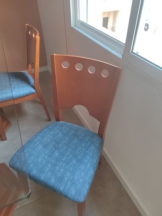 Mesa cristal y 4 sillas