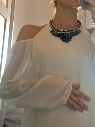Blusa manga larga hombros descubiertos con collar