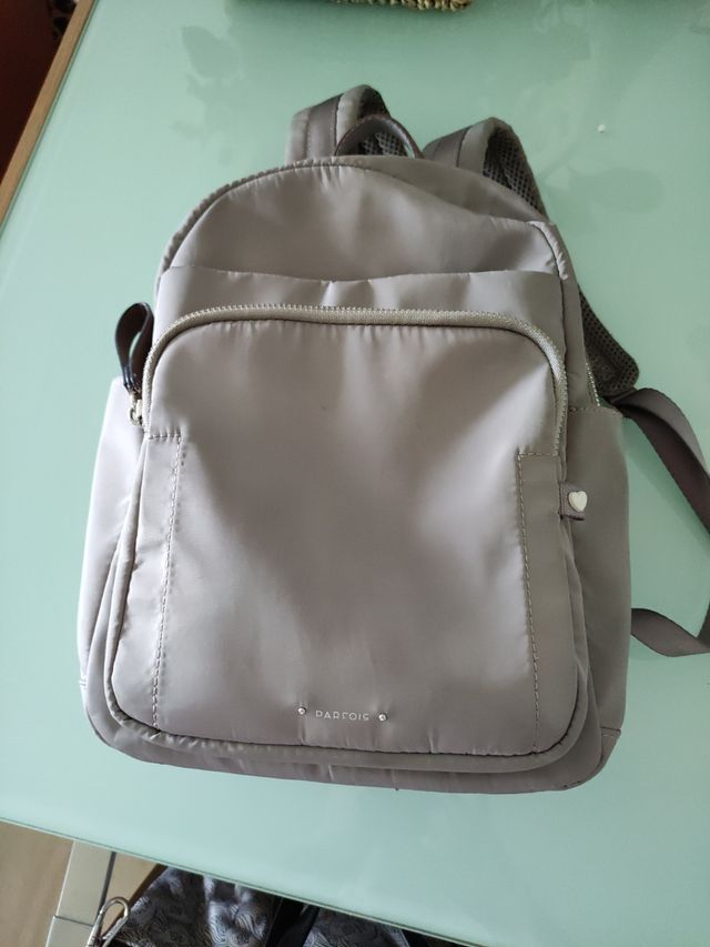 Mochila con bolsillos interiores y traseros.