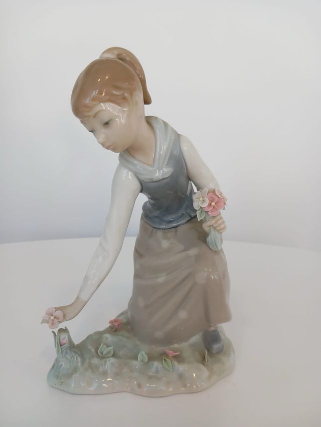 Figura niña flores lladro