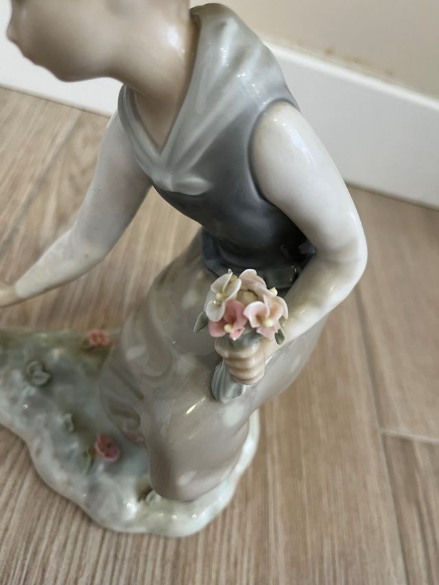 Figura niña flores lladro