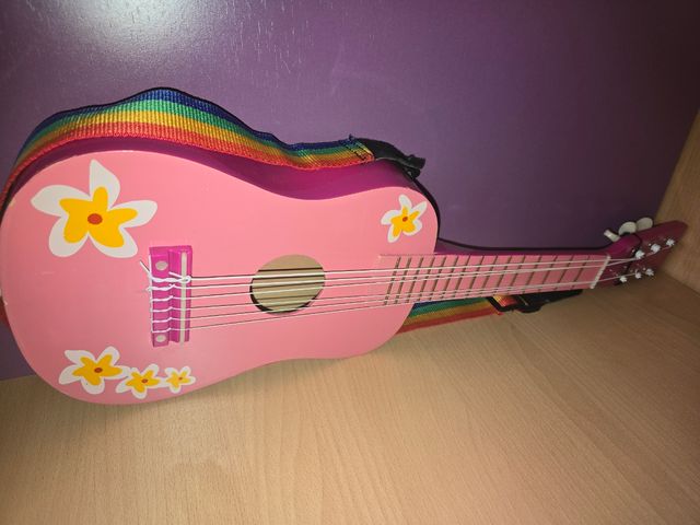 Guitarra de madera pequeña