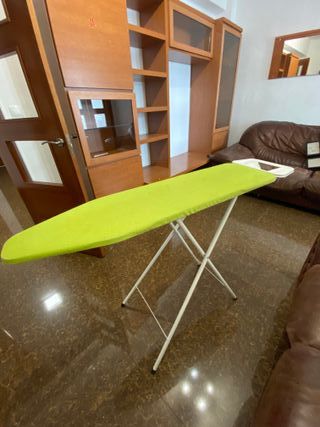 Mesa de planchar ropa 🧥 buen estado.