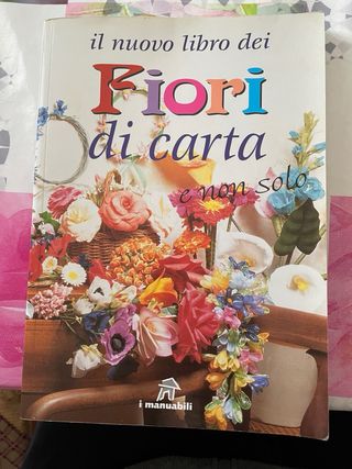 Libro fiori di carta
