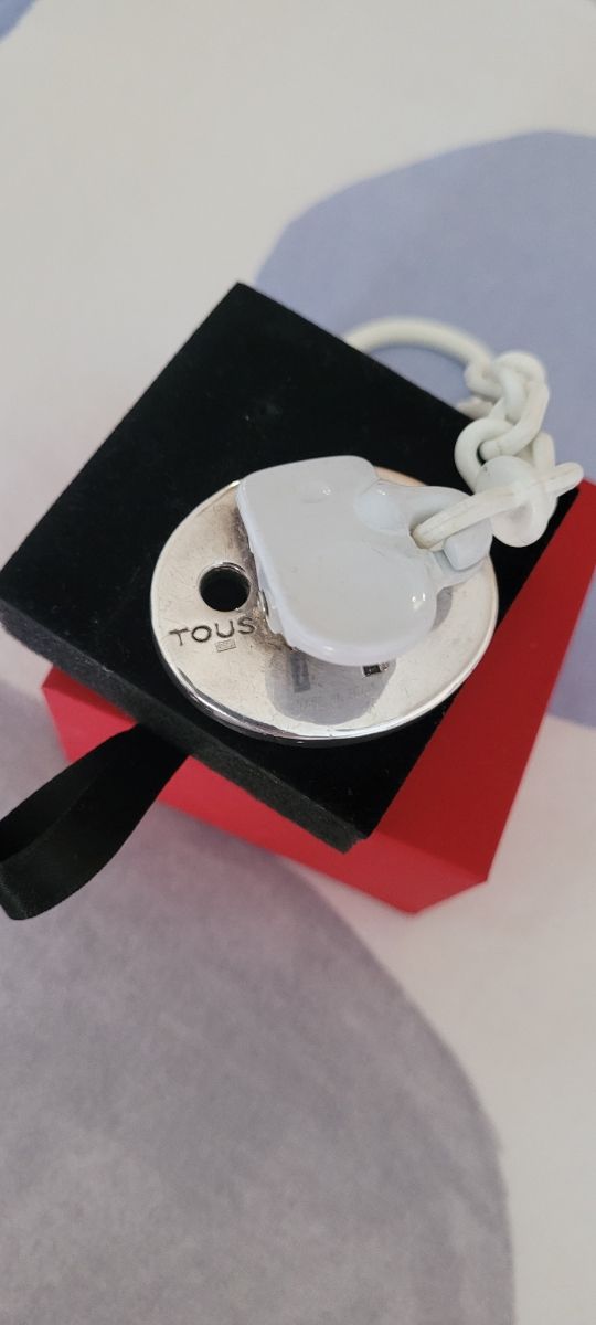 Chupetero de plata redondo de Tous.