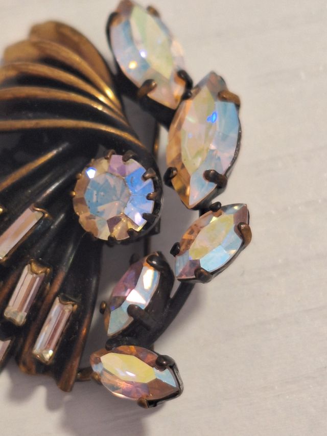 Broche de piedras antiguo