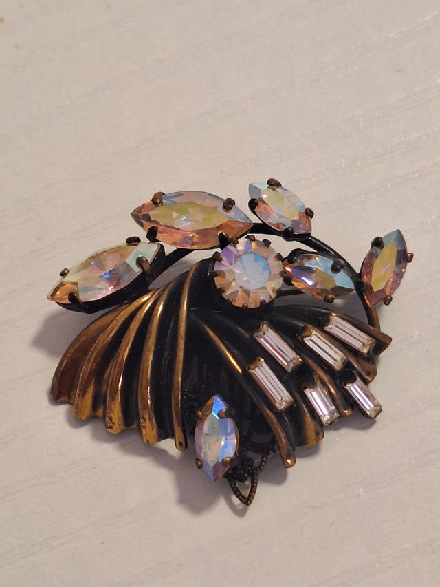 Broche de piedras antiguo