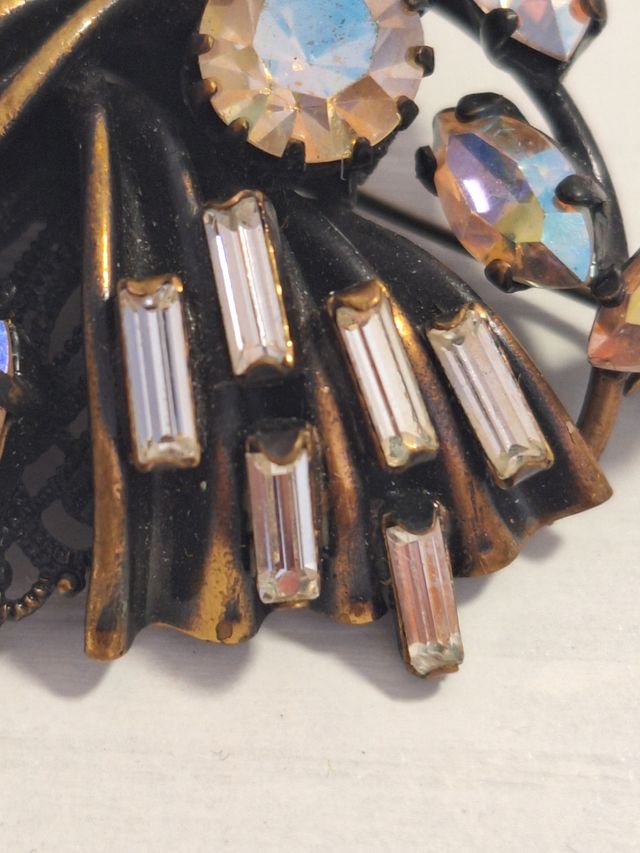 Broche de piedras antiguo