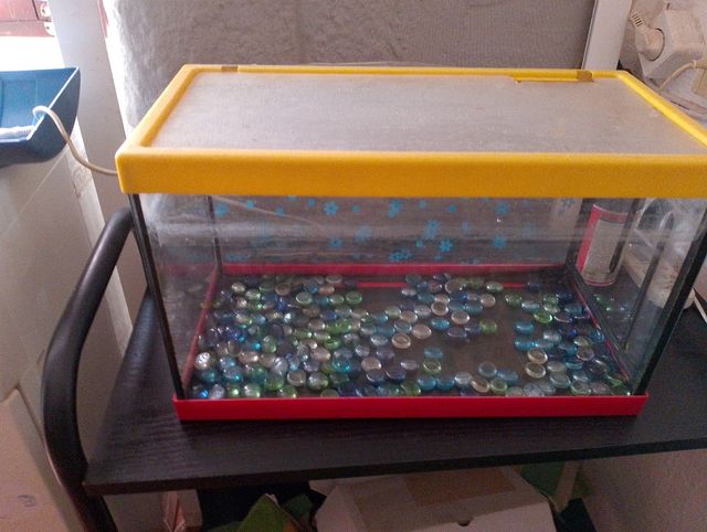 Pecera con luz i cristales de colores 