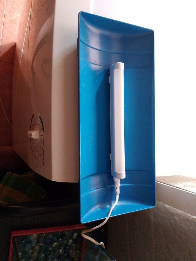 Pecera con luz i cristales de colores 