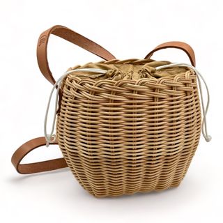 Bolso de hombro redondo de mimbre.