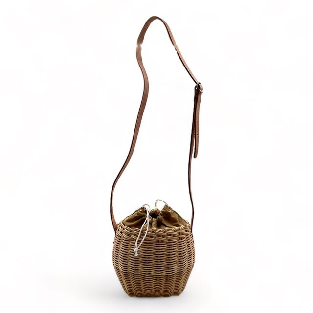 Bolso de hombro redondo de mimbre.