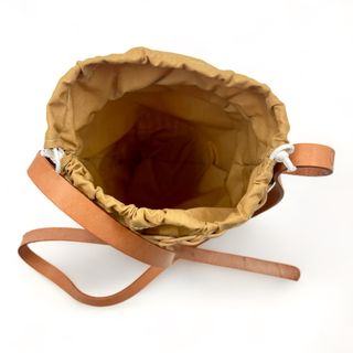 Bolso de hombro redondo de mimbre.